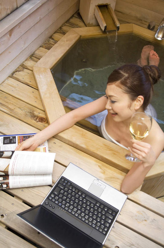 葡萄酒,东方人,一个人,笑,微笑,露齿笑,竖图,俯视,室内,白天,阅读,电脑,笔记本电脑,水,温泉,地板,杂志,杯子,亚洲,仅一个年轻女性,仅一个女性,仅一个人,握,学习,网络,高脚杯,红酒杯,地面,白葡萄酒,拿,拿着,黄种人,通讯设备,木地板,玻璃制品,一个,酒杯,看,趴着,休闲,放松,读书,浏览,握着,单个,翻阅,无线,通信设备,无线网络,无线上网,便携式电脑,手提电脑,年轻女性,女人,女性,亚洲人,玻璃杯,趴,半身,彩图,高角度拍摄