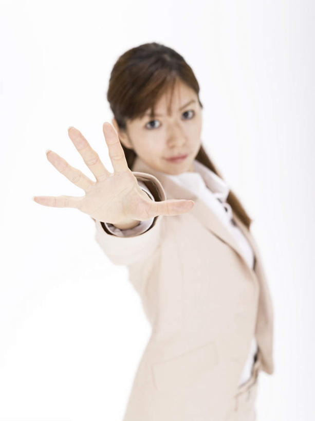 东方人,手,一个人,商务人士,商务女性,站,笑,微笑,竖图,俯视,室内,特写,白天,白色背景,亚洲,仅一个年轻女性,仅一个女性,仅一个人,套装,黄种人,站着,手部,摄影,影棚,阻止,商务装,工薪阶层,年轻女性,女人,女性,亚洲人,白领,上班族,举起,站立,半身,彩图,高角度拍摄,影棚拍摄,拍摄,五指张开