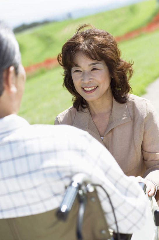 东方人,两个人,夫妻,病人,坐,蹲,笑,微笑,露齿笑,竖图,室外,白天,正面,爱情,草地,草坪,植物,亚洲,山川,云,云朵,浪漫,云彩,黄种人,草,蓝色,绿色,白云,蓝天,天空,轮椅,天,恩爱,恋人,晴朗,对看,老年男性,老年女性,男人,男性,女人,女性,亚洲人,夫妇,情侣,晴空,蹲着,坐着,半身,彩图,伴侣