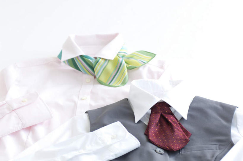 无人,横图,俯视,室内,白天,白色背景,衬衫,两条,领带,红色,绿色,白色,灰色,两件,一件,摄影,影棚,马甲,象征,庄重,身份,正式,地位,彩图,高角度拍摄,影棚拍摄,衬衣,拍摄