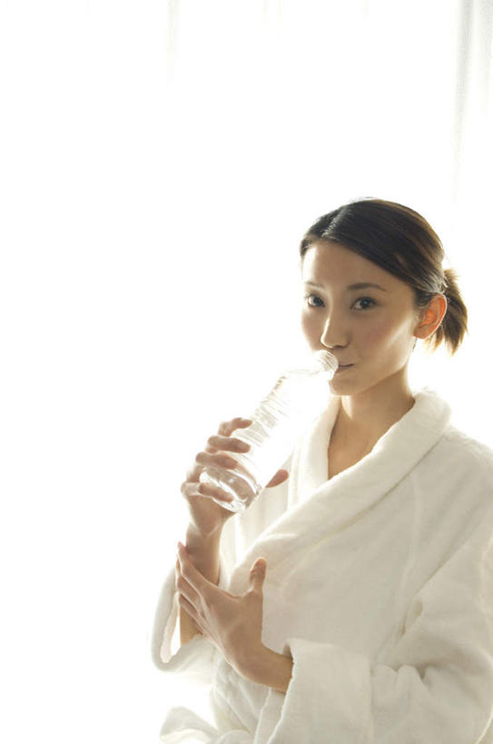 东方人,一个人,站,竖图,室内,白天,正面,浴袍,窗帘,亚洲,仅一个年轻女性,仅一个女性,仅一个人,喝,拿,拿着,黄种人,饮用水,瓶子,塑料制品,站着,塑料瓶,一瓶,年轻女性,女人,女性,亚洲人,站立,半身,彩图,汤帷子,浴衣