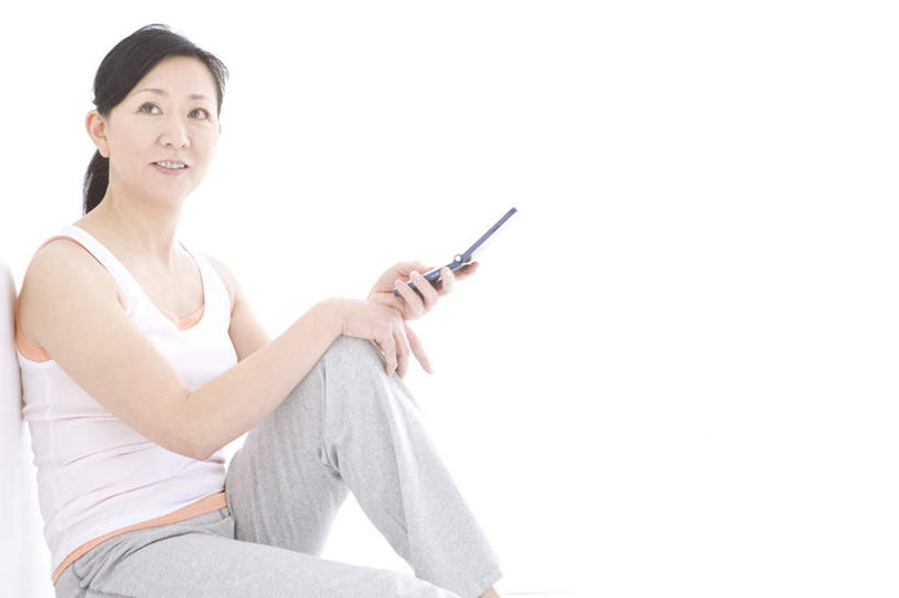 东方人,坐,笑,打电话,微笑,露齿笑,横图,室内,白天,白色背景,正面,运动服,电话,手机,亚洲,墙,黄种人,通讯设备,墙壁,墙面,白色,靠,靠着,摄影,影棚,交流,亚洲人,沟通,通话,坐着,半身,彩图,影棚拍摄,拍摄