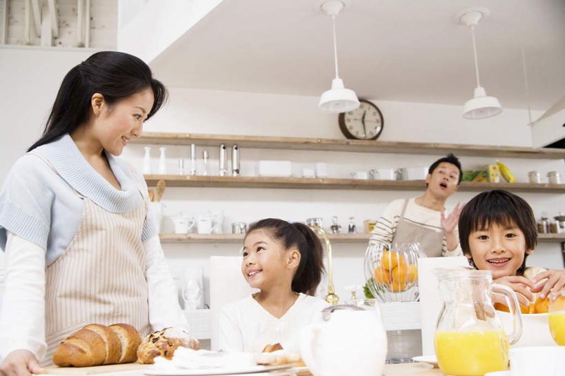 点心,面包,果汁,东方人,四个人,家庭,笑,微笑,露齿笑,横图,室内,白天,仰视,纯洁,厨房,柜子,柑橘,餐具,水果,照明,亚洲,许多,新鲜,时间,时钟,灯光,生食,食品,面点,果实,打招呼,计时,黄种人,吊灯,灯,食物,糕点,饮料,两个,一个,黄色,橱柜,灯具,钟表,站着,温暖,温馨,一家人,表,可爱,童年,童趣,有机食品,绿色食品,单个,照亮,和睦,一瓶,照明设备,童真,烂漫,无邪,天真,男孩,男人,男性,年轻男性,年轻女性,女孩,女人,女性,亚洲人,进餐用具,烹调用具,钟,橘子,桔子,橙子,橙,半身,彩图,低角度拍摄,灶间,融洽