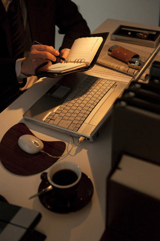 咖啡,东方人,一个人,商务人士,商务男性,竖图,俯视,室内,夜晚,衬衫,阅读,幸福,电脑,笔记本电脑,鼠标,报纸,杯子,餐具,书籍,亚洲,仅一个男性,仅一个人,一本,许多,学习,套装,网络,英文,笔,标志,材料,瓷器,档案,碟子,盘,文件,文字,字符,勺子,字母,咖啡色,办公用品,记事本,咖啡杯,鼠标垫,陶瓷制品,一杯,拿,拿着,黄种人,娱乐,输入设备,通讯设备,标识,文具,饮料,仅一个年轻男性,一个,本子,笔记本,盘子,学习用品,资料,调羹,碟,汤匙,记录,看,享受,休闲,温馨,放松,乐趣,浏览,单个,英文字母,一台,文具用品,提神,无线,舒适,文档,瓷杯,醒脑,通信设备,商务装,无线网络,无线上网,便携式电脑,工薪阶层,软饮料,手提电脑,男人,男性,年轻男性,亚洲人,白领,上班族,进餐用具,烹调用具,书,图书,半身,彩图,高角度拍摄,衬衣