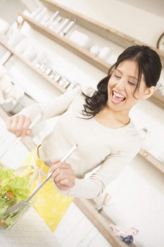 东方人,一个人,笑,微笑,露齿笑,竖图,室内,白天,正面,厨房,柜子,蔬菜,餐具,玻璃,亚洲,仅一个年轻女性,仅一个女性,仅一个人,一把,一堆,许多,握,堆积,新鲜,勺子,灶台,食品,黄种人,玻璃制品,食物,橱柜,调羹,汤匙,碗,搅拌,握着,有机食品,绿色食品,堆,一碗,年轻女性,女人,女性,亚洲人,进餐用具,烹调用具,半身,彩图,灶间