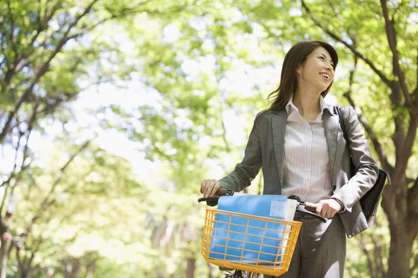 东方人,一个人,商务人士,商务女性,走,推,笑,微笑,露齿笑,横图,俯视,室外,白天,树林,植物,自行车,叶子,亚洲,仅一个年轻女性,仅一个女性,仅一个人,套装,材料,档案,文件,文件夹,注视,黄种人,车,脚踏车,树,树木,两个,绿色,自然,资料,交通工具,观察,看,嫩叶,生长,成长,观看,察看,关注,载具,文档,推着,商务装,工薪阶层,年轻女性,女人,女性,亚洲人,白领,上班族,叶,叶片,步行,散步,走路,半身,彩图,高角度拍摄