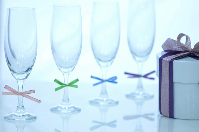 无人,横图,俯视,室内,白天,白色背景,杯子,礼盒,礼物,高脚杯,丝绸,丝带,纸盒,缎带,玻璃制品,绸带,盒子,一个,粉色,蓝色,绿色,紫色,包装盒,酒杯,礼品盒,四个,摄影,礼品,影棚,单个,香槟杯,玻璃杯,彩图,高角度拍摄,影棚拍摄,拍摄