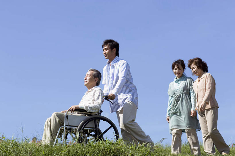 东方人,四个人,家庭,病人,坐,走,推,横图,室外,白天,仰视,草地,草坪,植物,亚洲,工具,黄种人,草,蓝色,绿色,蓝天,天空,轮椅,天,复健,康复,温暖,温馨,一家人,器械,晴朗,和睦,医疗设备,推着,医疗器械,医疗工具,万里无云,辅助设备,老年男性,老年女性,男人,男性,年轻男性,年轻女性,女人,女性,亚洲人,患者,晴空,晴空万里,步行,散步,走路,坐着,彩图,低角度拍摄,全身,融洽
