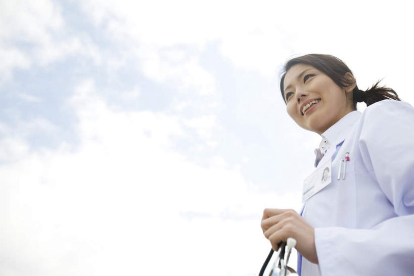 东方人,一个人,护士,站,笑,微笑,露齿笑,横图,照片,室外,白天,仰视,亚洲,仅一个年轻女性,仅一个女性,仅一个人,握,云,云朵,拿,云彩,拿着,黄种人,吊牌,一个,蓝色,白云,蓝天,天空,听诊器,天,站着,握着,摄影,晴朗,单个,医疗设备,白衣天使,身份,年轻女性,女人,女性,亚洲人,相片,晴空,站立,半身,彩图,低角度拍摄,拍摄,照相