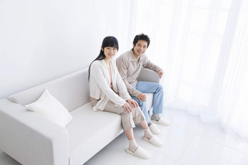 东方人,膝盖,两个人,夫妻,坐,笑,微笑,露齿笑,横图,俯视,室内,白天,爱情,窗帘,地板,靠垫,沙发,亚洲,靠枕,地面,浪漫,注视,黄种人,木地板,白色,灰色,抱枕,枕头,观察,看,靠,靠着,恩爱,搭,恋人,观看,察看,搭着,关注,布艺沙发,男人,男性,年轻男性,年轻女性,女人,女性,亚洲人,夫妇,情侣,坐着,彩图,高角度拍摄,全身,伴侣