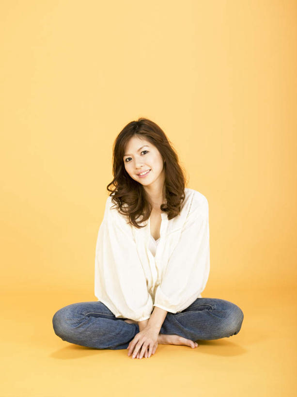 东方人,一个人,坐,笑,盘腿,微笑,露齿笑,竖图,室内,白天,正面,亚洲,仅一个年轻女性,仅一个女性,仅一个人,黄色背景,黄种人,摄影,影棚,年轻女性,女人,女性,亚洲人,盘腿而坐,盘膝,盘着腿的,盘着腿坐,双腿交叉,坐着,彩图,全身,影棚拍摄,拍摄