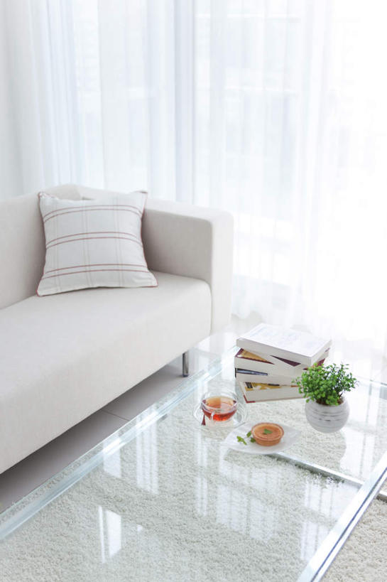 点心,无人,竖图,俯视,室内,白天,下午茶,植物,茶,窗户,窗帘,靠垫,落地窗,沙发,书籍,装饰,透明,壶,盆栽,食品,靠枕,盆景,四本,茶几,玻璃窗,水壶,食物,糕点,一个,绿色,白色,自然,茶壶,抱枕,枕头,花茶,生长,单个,成长,华丽,修饰,点缀,布艺沙发,一壶,衬托,美观,雅致,雅观,书,图书,彩图,高角度拍摄,蛋糕