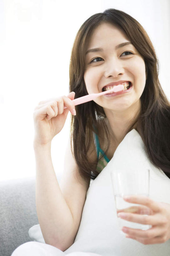 东方人,一个人,坐,捧,竖图,室内,白天,正面,靠垫,沙发,杯子,亚洲,仅一个年轻女性,仅一个女性,仅一个人,握,牙刷,靠枕,拿,拿着,黄种人,刷牙,玻璃制品,一个,白色,灰色,水杯,抱枕,枕头,清洁,握着,单个,布艺沙发,年轻女性,女人,女性,亚洲人,玻璃杯,端,端着,捧着,手捧,坐着,半身,彩图