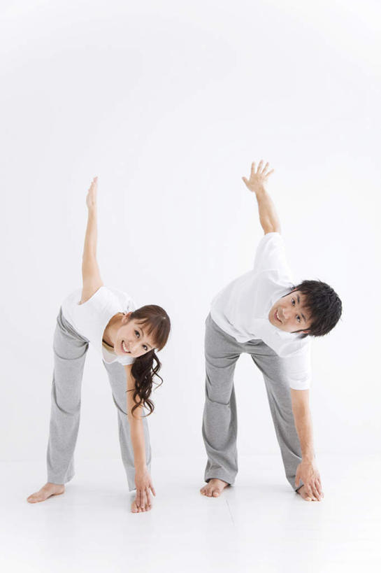 东方人,两个人,站,举,笑,微笑,露齿笑,竖图,室内,白天,白色背景,正面,爱情,锻炼,运动,亚洲,弯腰,浪漫,黄种人,托,站着,温暖,温馨,赤脚,恩爱,恋人,摄影,影棚,鞠躬,和睦,礼仪,弯身,尊敬,恭敬,体育,男人,男性,年轻男性,年轻女性,女人,女性,亚洲人,情侣,举起,举手,举着,向上举,向上伸,向上托,站立,彩图,全身,影棚拍摄,健身,拍摄,伴侣,融洽