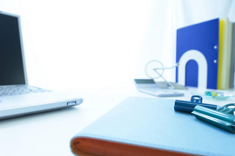 无人,横图,室内,白天,白色背景,正面,计算器,电脑,笔记本电脑,一本,许多,不锈钢,计算,科学,网络,不锈钢制品,办公用品,记事本,通讯设备,两个,一个,蓝色,绿色,本子,笔记本,夹子,理财,财务,单个,一台,无线,数学,通信设备,无线网络,无线上网,便携式电脑,衣夹,活页夹,手提电脑,彩图