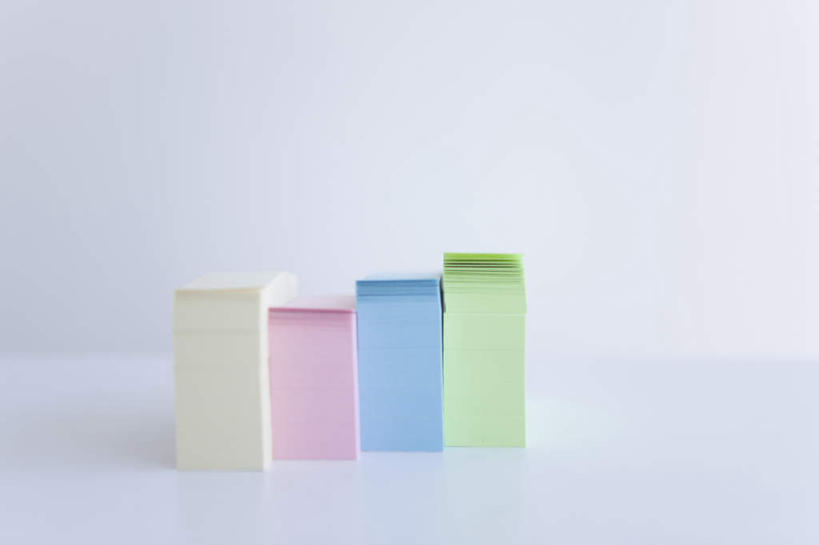 无人,横图,室内,特写,白天,正面,桌子,静物,一堆,许多,堆叠,堆积,朦胧,模糊,纸,便签,纸张,书桌,标记,粉色,蓝色,绿色,白色,课桌,堆,彩图