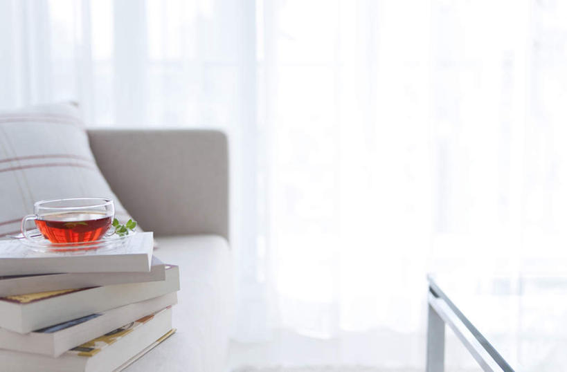 无人,横图,室内,特写,白天,正面,餐桌,窗帘,桌子,静物,书籍,一堆,堆叠,堆积,餐台,堆,书,图书,彩图