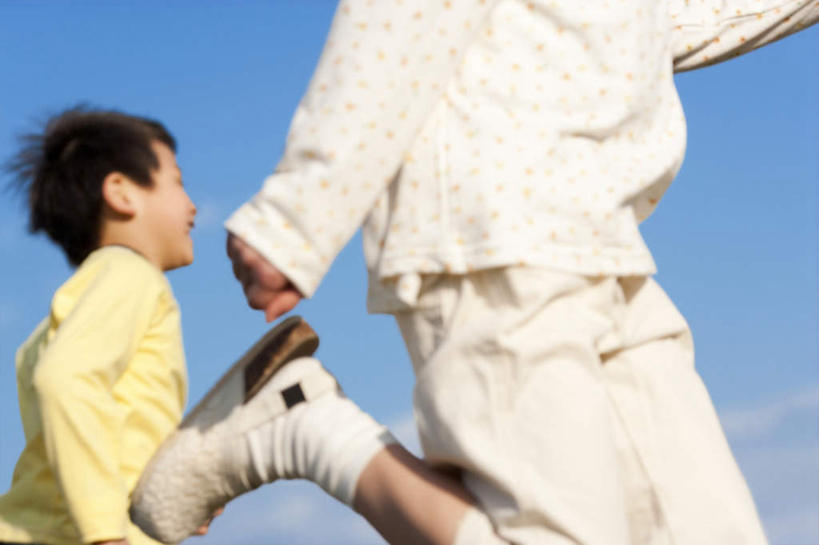 东方人,儿童,两个人,跑,横图,室外,白天,正面,锻炼,运动,亚洲,朦胧,模糊,黄种人,小孩,蓝色,蓝天,天空,天,晴朗,万里无云,体育,男孩,男人,男性,女孩,女人,女性,亚洲人,孩子,晴空,晴空万里,跑步,半身,彩图,健身,男生,女生