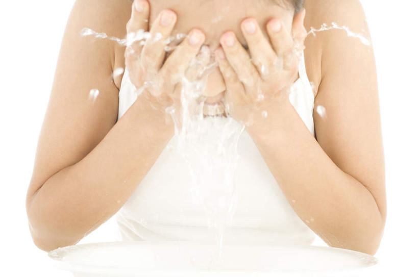 东方人,脸,头,脸颊,一个人,站,横图,室内,白天,正面,水,亚洲,仅一个年轻女性,仅一个女性,仅一个人,弯腰,飞溅,溅,液体,水滴,黄种人,洗脸,水珠,站着,捂,喷洒,弯身,年轻女性,女人,女性,亚洲人,头部,脸部,脸蛋,面部,清洗,站立,半身,彩图