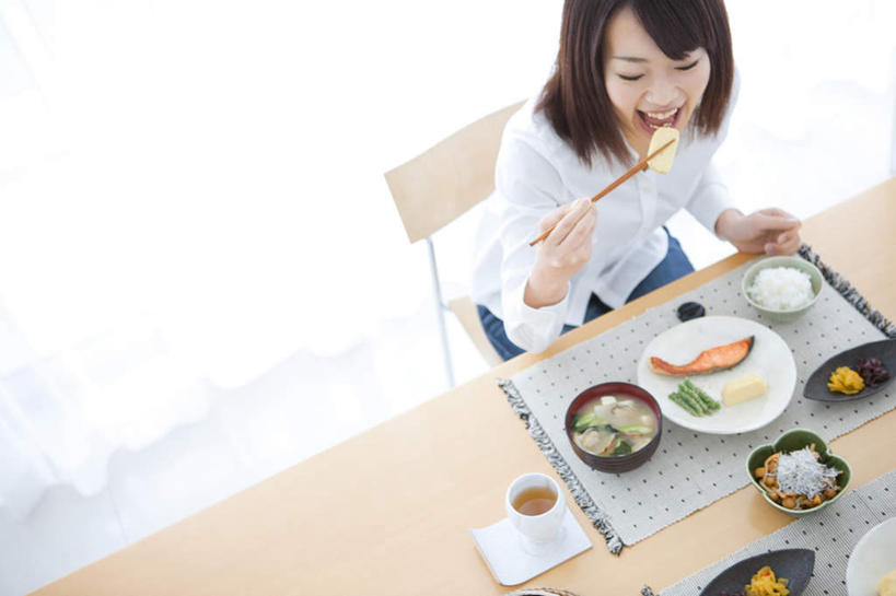 海鲜,米饭,东方人,一个人,坐,吃,横图,俯视,室内,白天,餐桌,筷子,桌子,杯子,餐具,亚洲,仅一个年轻女性,仅一个女性,仅一个人,鱼,竹笋,汤,饭,拿,拿着,黄种人,水产,笋,鱼类,海洋生物,水杯,碗,张嘴,餐台,五谷,水生动物,海产品,水生物,张大嘴巴,海底动物,年轻女性,女人,女性,亚洲人,茶杯,进餐用具,烹调用具,张开嘴,嚼,食,坐着,半身,彩图,高角度拍摄