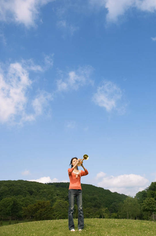 东方人,一个人,站,横图,室外,白天,正面,草地,草坪,森林,树林,植物,亚洲,仅一个年轻女性,仅一个女性,仅一个人,服装,朦胧,模糊,云,云朵,乐器,铜管乐器,圆号,拿,云彩,拿着,休闲装,黄种人,草,树,树木,衣服,红色,蓝色,绿色,白云,蓝天,天空,自然,天,站着,休闲,休闲服,服饰,生长,晴朗,成长,练习,铜管,演习,年轻女性,女人,女性,亚洲人,晴空,站立,彩图,全身