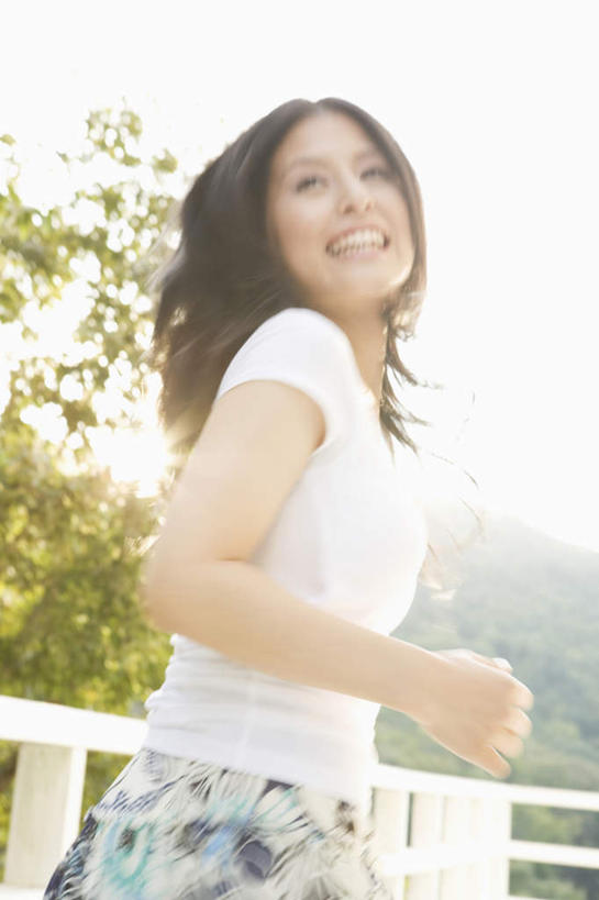 东方人,一个人,站,笑,微笑,露齿笑,竖图,室外,白天,正面,T恤衫,树林,植物,亚洲,仅一个年轻女性,仅一个女性,仅一个人,阴影,光线,影子,T恤,黄种人,树,树木,绿色,白色,阳光,自然,回头,站着,生长,成长,年轻女性,女人,女性,亚洲人,站立,半身,彩图