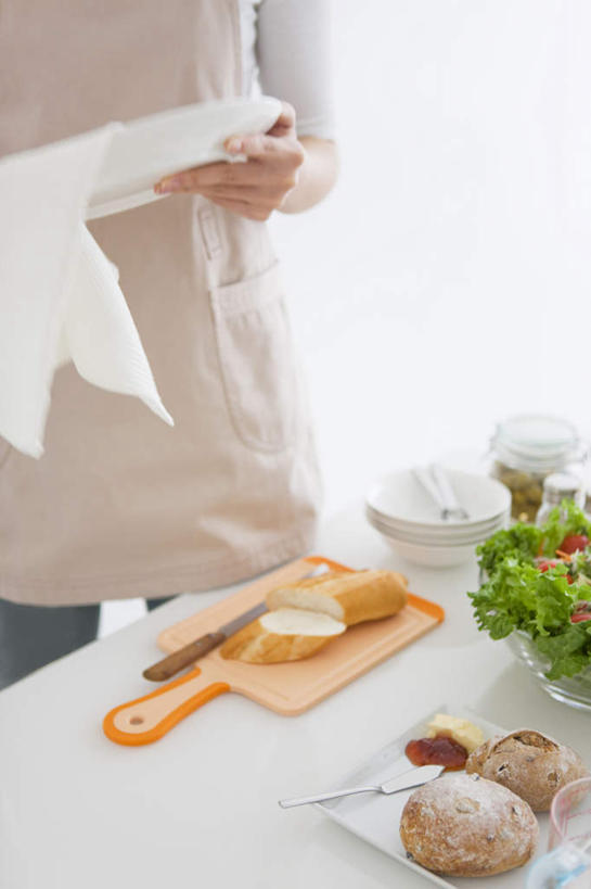 点心,面包,东方人,一个人,站,竖图,俯视,室内,白天,厨房,蔬菜,餐具,金属制品,亚洲,仅一个年轻女性,仅一个女性,仅一个人,擦,新鲜,金属,碟子,工具,盘,食品,面点,案板,刀具,拿,拿着,黄种人,抹布,砧板,食物,糕点,盘子,碟,刀,站着,有机食品,绿色食品,菜刀,切菜刀,年轻女性,女人,女性,亚洲人,站立,半身,彩图,高角度拍摄,灶间