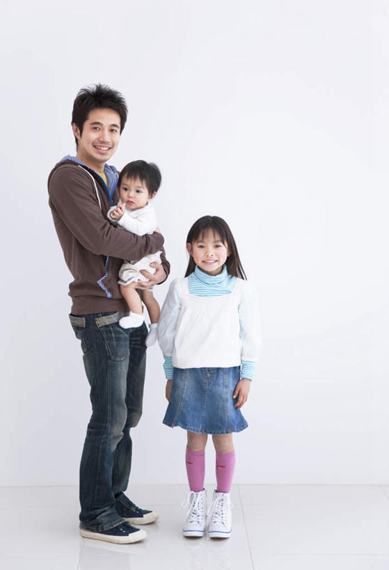 东方人,儿童,三个人,家庭,父亲,女儿,儿子,站,抱,竖图,室内,白天,白色背景,正面,纯洁,亚洲,黄种人,小孩,站着,温暖,温馨,父女,父子,一家人,父爱,可爱,童年,童趣,摄影,影棚,抱着,和睦,搂着,童真,烂漫,无邪,天真,男孩,男人,男性,年轻男性,女孩,女人,女性,亚洲人,孩子,年轻人,搂,搂抱,站立,彩图,全身,影棚拍摄,拍摄,融洽,男生,女生