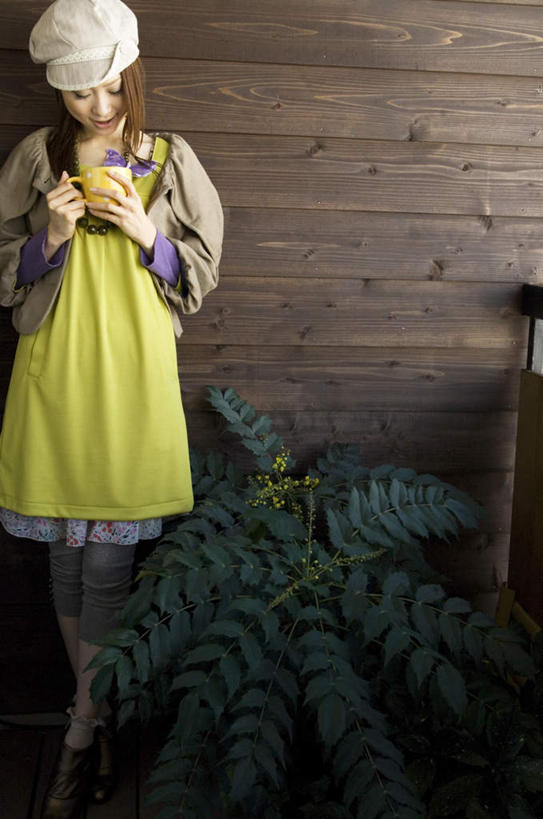 东方人,一个人,站,横图,室内,白天,正面,杯子,帽子,亚洲,仅一个年轻女性,仅一个女性,仅一个人,服装,瓷器,墙,咖啡杯,陶瓷制品,拿,拿着,休闲装,黄种人,墙壁,墙面,衣服,绿色,站着,休闲,休闲服,服饰,绒线帽,瓷杯,年轻女性,女人,女性,亚洲人,站立,半身,彩图