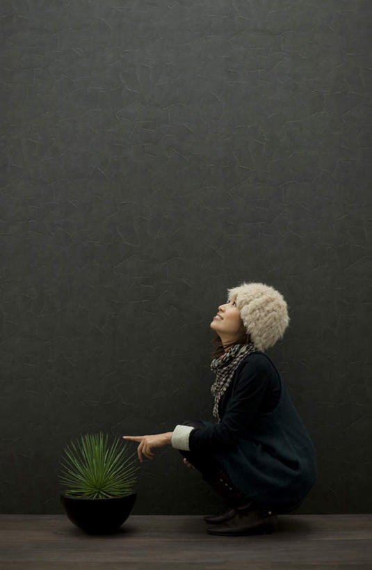 东方人,一个人,蹲,竖图,室内,白天,正面,植物,帽子,亚洲,仅一个年轻女性,仅一个女性,仅一个人,盆栽,墙,盆景,注视,黄种人,墙壁,墙面,绿色,自然,看,生长,成长,一盆,绒线帽,关注,年轻女性,女人,女性,亚洲人,蹲着,抬头,仰头,彩图,全身