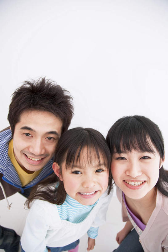 东方人,儿童,三个人,家庭,夫妻,母亲,父亲,女儿,站,笑,微笑,露齿笑,横图,室内,白天,正面,爱情,纯洁,亚洲,弯腰,墙,浪漫,黄种人,墙壁,墙面,小孩,站着,温暖,温馨,父女,母女,三口之家,一家人,恩爱,父爱,可爱,母爱,童年,童趣,恋人,和睦,童真,烂漫,无邪,弯身,天真,男人,男性,年轻男性,年轻女性,女孩,女人,女性,亚洲人,孩子,年轻人,夫妇,情侣,站立,半身,彩图,伴侣,融洽,女生