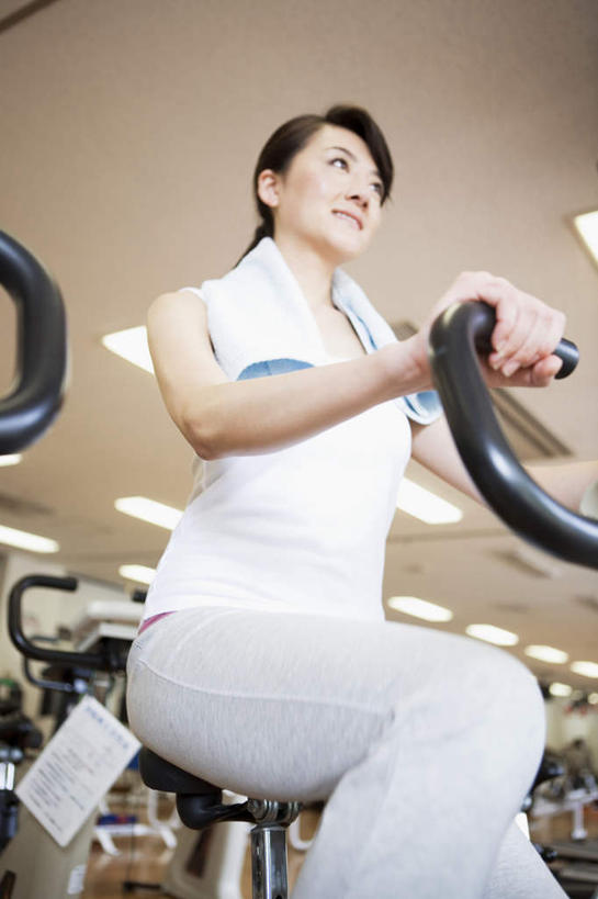 东方人,一个人,坐,横图,室内,白天,正面,锻炼,运动,亚洲,仅一个年轻女性,仅一个女性,仅一个人,黄种人,运动器械,健身器械,健身器材,体育,年轻女性,女人,女性,亚洲人,坐着,半身,彩图,健身,运动器材