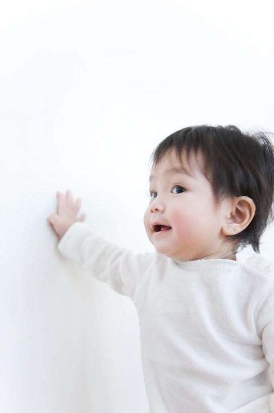 东方人,儿童,一个人,站,竖图,室内,白天,正面,纯洁,亚洲,仅一个男性,仅一个人,撑,墙,黄种人,墙壁,墙面,小孩,站着,仅一个小孩,可爱,童年,童趣,单手,撑着,童真,烂漫,无邪,天真,男孩,男人,男性,亚洲人,孩子,站立,半身,彩图,男生