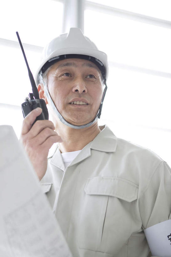 东方人,一个人,机修工,站,说,横图,室内,白天,正面,讨论,窗户,帽子,亚洲,仅一个男性,仅一个人,仅一个中年男性,头盔,拿,拿着,黄种人,玻璃窗,工人,安全帽,站着,对讲机,交流,男人,男性,中年男性,亚洲人,机械师,机修工人,沟通,讲话,交谈,商讨,说话,谈话,站立,半身,彩图