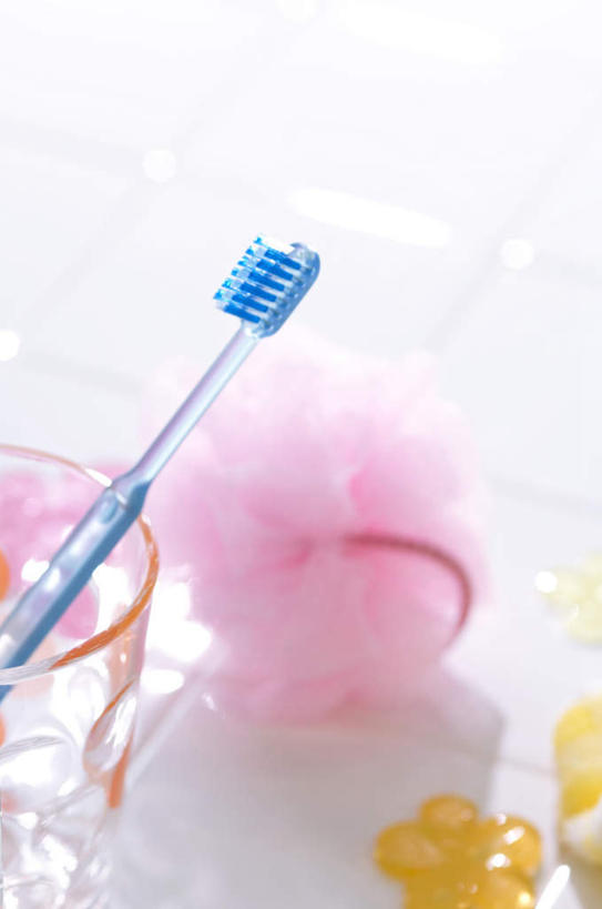 无人,竖图,俯视,室内,特写,白天,静物,杯子,牙刷,玻璃制品,一个,粉色,蓝色,水杯,单个,耳罩,洗漱用品,玻璃杯,彩图,高角度拍摄