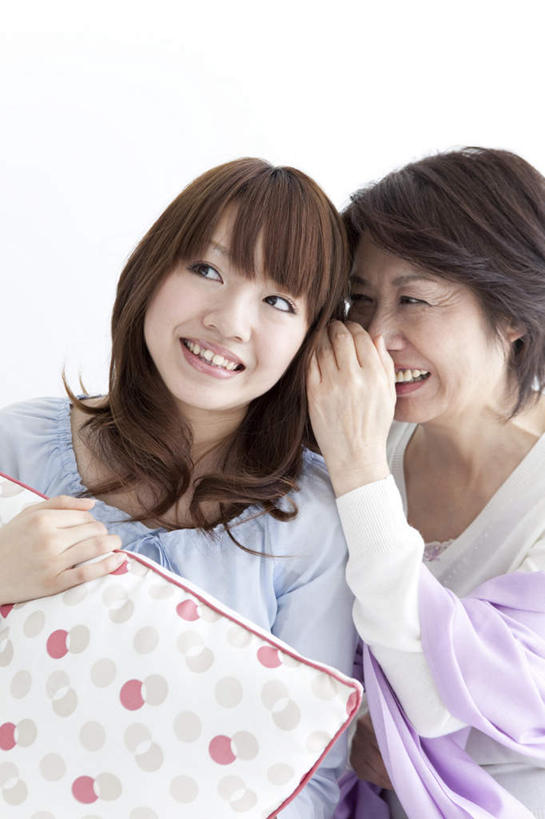 东方人,两个人,家庭,母亲,女儿,客厅,坐,笑,说,微笑,露齿笑,横图,室内,白天,正面,讨论,靠垫,沙发,亚洲,斑点,墙,靠枕,拿,拿着,黄种人,墙壁,墙面,垫子,枕头,温暖,温馨,悄悄话,母女,一家人,母爱,和睦,起居室,耳语,交流,年轻女性,女人,女性,中年女性,亚洲人,沟通,讲话,交谈,商讨,说话,谈话,坐着,半身,彩图,融洽,皮沙发