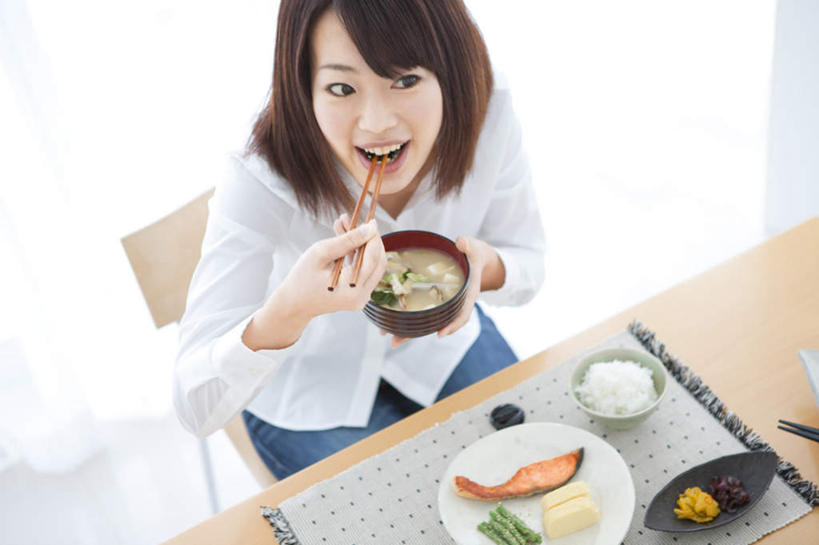 海鲜,米饭,东方人,一个人,坐,吃,横图,俯视,室内,白天,餐桌,筷子,桌子,杯子,餐具,亚洲,仅一个年轻女性,仅一个女性,仅一个人,鱼,竹笋,汤,饭,拿,拿着,黄种人,水产,笋,鱼类,海洋生物,水杯,碗,张嘴,餐台,五谷,水生动物,海产品,水生物,张大嘴巴,海底动物,年轻女性,女人,女性,亚洲人,茶杯,进餐用具,烹调用具,张开嘴,嚼,食,坐着,半身,彩图,高角度拍摄