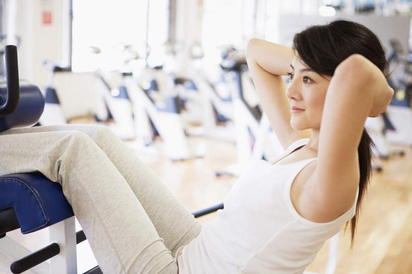 东方人,一个人,健身房,坐,横图,室内,白天,正面,锻炼,运动,亚洲,仅一个年轻女性,仅一个女性,仅一个人,黄种人,运动器械,健身器械,双手抱头,健身器材,体育,年轻女性,女人,女性,亚洲人,坐着,半身,彩图,健身,健身馆,运动器材