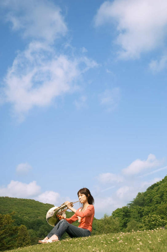 东方人,一个人,坐,笑,微笑,露齿笑,竖图,室外,白天,仰视,草地,草坪,植物,亚洲,仅一个年轻女性,仅一个女性,仅一个人,服装,朦胧,模糊,乐器,铜管乐器,圆号,拿,拿着,休闲装,黄种人,草,衣服,红色,绿色,吹,回头,休闲,休闲服,服饰,铜管,年轻女性,女人,女性,亚洲人,坐着,彩图,低角度拍摄,全身