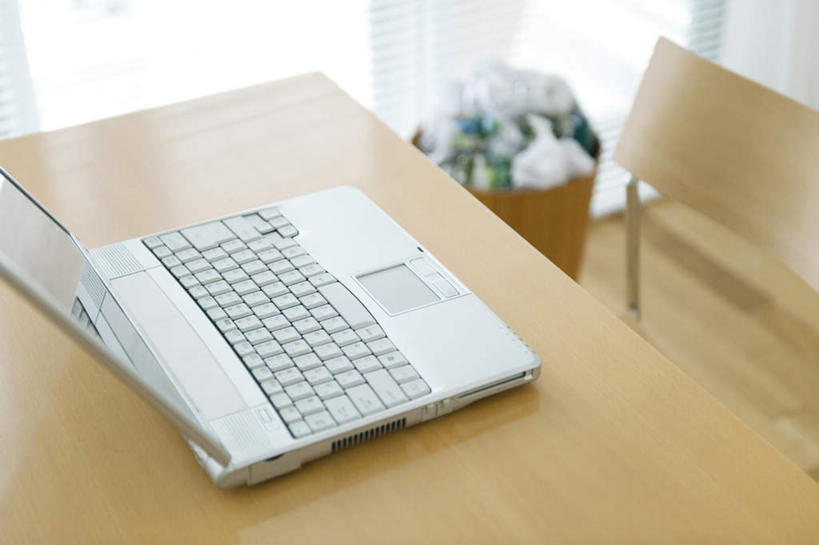 无人,横图,俯视,室内,特写,白天,电脑,笔记本电脑,桌子,静物,网络,办公桌,通讯设备,一台,无线,通信设备,无线网络,无线上网,便携式电脑,手提电脑,彩图,高角度拍摄