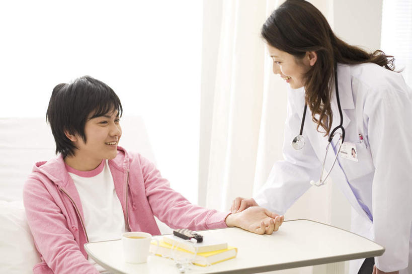 东方人,两个人,医生,病人,医院,站,坐,横图,室内,白天,正面,窗帘,桌子,亚洲,黄种人,站着,医护人员,医疗人员,诊断,白大褂,医疗机构,搭脉,男人,男性,年轻男性,年轻女性,女人,女性,亚洲人,大夫,患者,就医者,站立,坐着,半身,彩图,病院,诊所