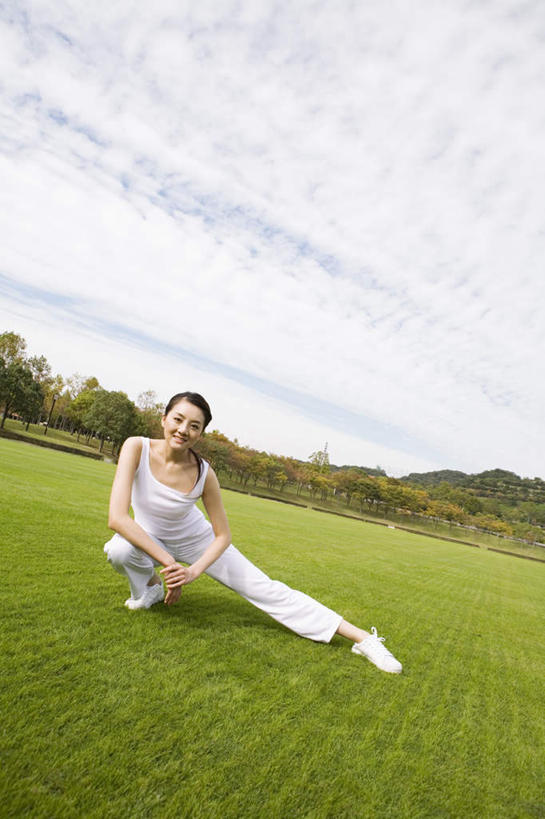 东方人,一个人,蹲,横图,室外,白天,正面,锻炼,运动,草地,草坪,植物,亚洲,仅一个年轻女性,仅一个女性,仅一个人,伸展,云,云朵,云彩,黄种人,草,蓝色,绿色,白云,蓝天,天空,天,晴朗,热身,体育,年轻女性,女人,女性,亚洲人,晴空,蹲着,彩图,全身,健身
