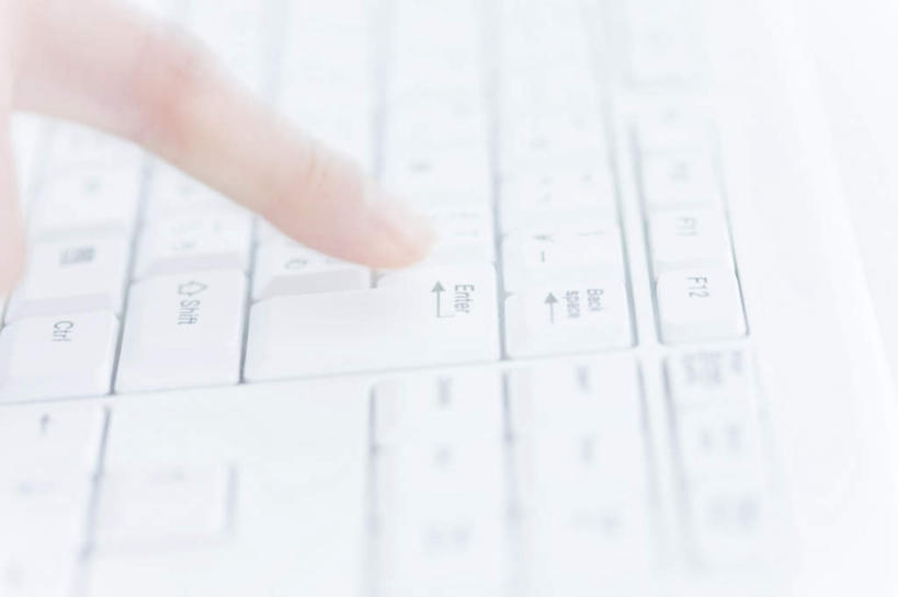 东方人,一个人,横图,俯视,室内,特写,白天,键盘,亚洲,仅一个年轻女性,仅一个女性,仅一个人,朦胧,模糊,英文,标志,文字,字符,字母,黄种人,输入设备,通讯设备,标识,按,手指,英文字母,食指,通信设备,年轻女性,女人,女性,亚洲人,半身,彩图,高角度拍摄