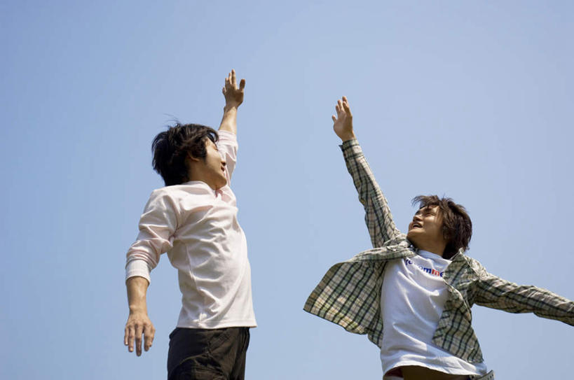 东方人,两个人,伙伴,朋友,跳,举,笑,微笑,露齿笑,横图,室外,白天,仰视,旅游,度假,友谊,亚洲,黄种人,娱乐,相视,蓝色,蓝天,天空,天,托,享受,休闲,面对面,比较,放松,晴朗,对视,相对,万里无云,相看,较量,友情,男人,男性,年轻男性,亚洲人,晴空,晴空万里,举起,举手,举着,跳跃,向上举,向上伸,向上托,半身,彩图,低角度拍摄