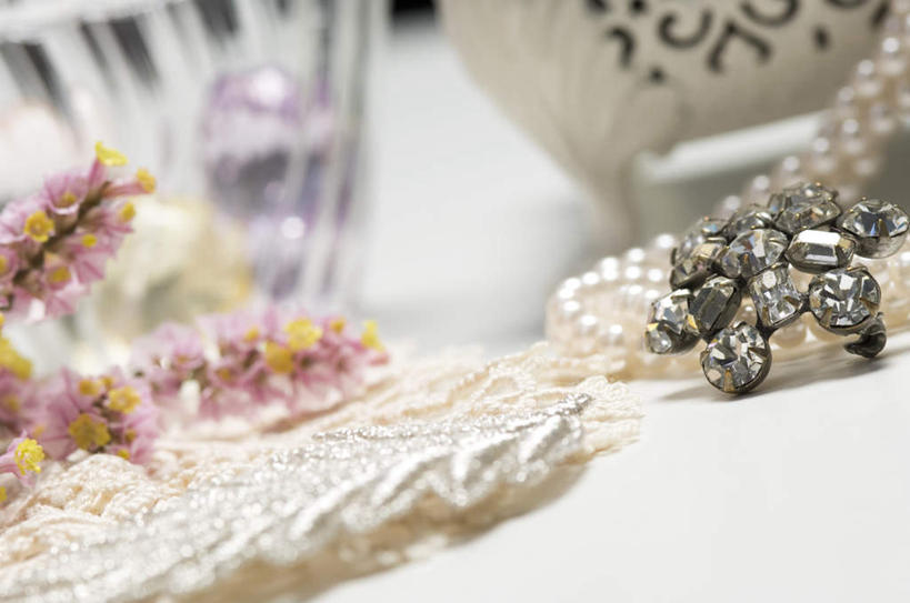 无人,横图,俯视,室内,白天,植物,桌子,水仙花,珠宝,许多,阴影,盛开,反射,影子,装饰品,花,花瓣,花朵,花卉,鲜花,首饰,花蕊,胸针,金盏银台,玉玲珑,女史花,雅蒜,天蒜,黄水仙,凌波仙子,水仙,天葱,洋水仙,彩图,高角度拍摄