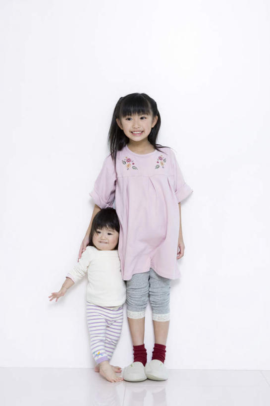 东方人,儿童,两个人,站,抱,笑,微笑,露齿笑,竖图,室内,白天,白色背景,正面,亚洲,服装,墙,依偎,注视,休闲装,黄种人,墙壁,墙面,小孩,衣服,观察,看,靠,靠着,倚靠,站着,休闲,休闲服,摄影,服饰,影棚,抱着,观看,察看,搂着,倚着,关注,依附,依赖,投靠,女孩,女人,女性,亚洲人,怀抱,搂,搂抱,相抱,拥抱,站立,彩图,全身,影棚拍摄,拍摄,女生