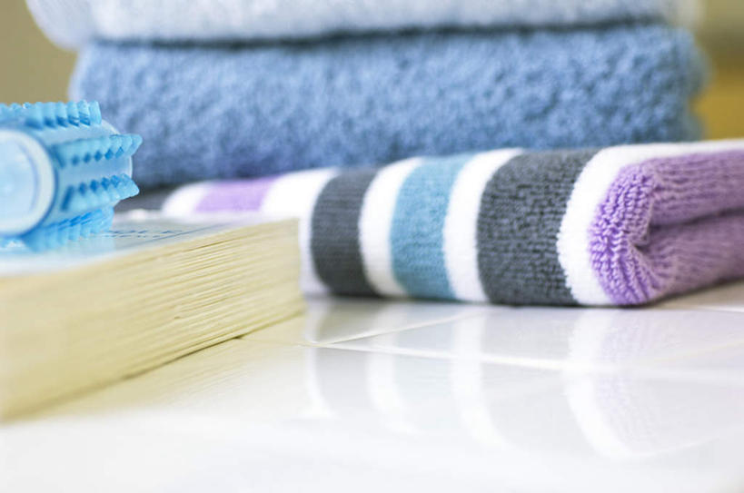 无人,横图,俯视,室内,白天,桌子,静物,书籍,一把,阴影,光线,瓷砖,地砖,工具,影子,地面,梳子,蓝色,阳光,毛巾,洗漱用品,书,图书,彩图,高角度拍摄