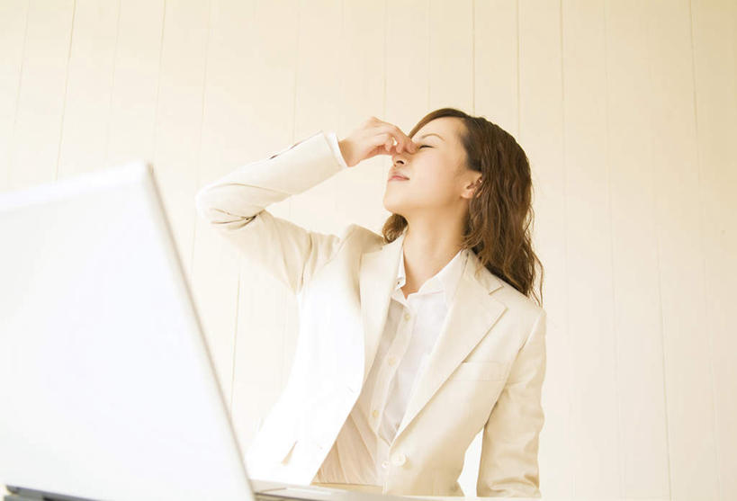 东方人,一个人,商务人士,商务女性,举,闭眼,横图,室内,白天,正面,按摩,电脑,笔记本电脑,桌子,亚洲,仅一个年轻女性,仅一个女性,仅一个人,套装,网络,墙,黄种人,通讯设备,墙壁,墙面,按,托,揉,无线,通信设备,商务装,无线网络,无线上网,便携式电脑,工薪阶层,手提电脑,年轻女性,女人,女性,亚洲人,白领,上班族,闭眼睛,闭着眼,闭着眼睛,举起,举手,举着,抬头,向上举,向上伸,向上托,仰头,半身,彩图