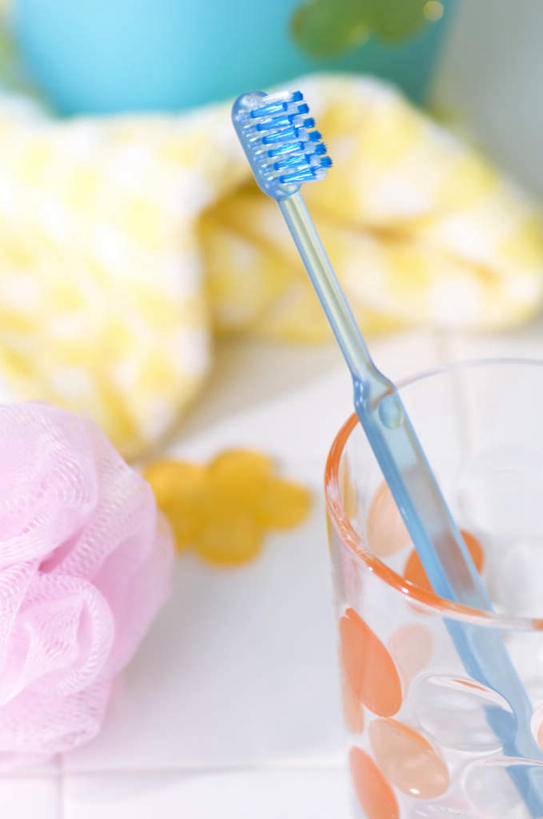 无人,竖图,俯视,室内,白天,桌子,杯子,阴影,光线,瓷砖,地砖,牙刷,影子,地面,玻璃制品,蓝色,阳光,水杯,毛巾,浴球,洗浴用品,靠,靠着,倚靠,洗漱用品,倚着,玻璃杯,彩图,高角度拍摄