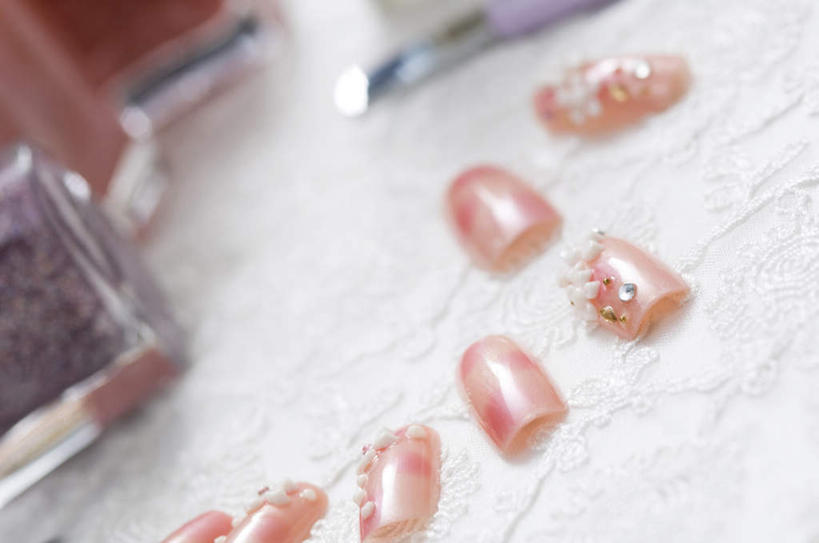 指甲,无人,横图,俯视,室内,特写,白天,化妆,美容,桌面,桌子,阴影,朦胧,模糊,装饰,光线,影子,指甲油,排列,阳光,享受,休闲,放松,华丽,修饰,点缀,养颜,衬托,美观,雅致,雅观,摆列,手指甲,彩图,高角度拍摄,布列,分列